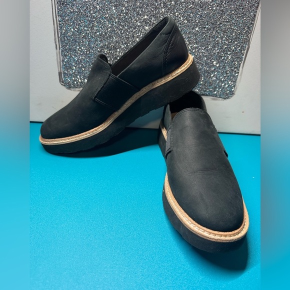 Clarks Shoes - Clarks Black shoes size 8